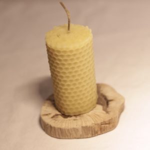 bougie en cire d'abeille posée sur une rondelle de bois