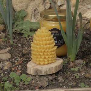 bougie en cire d'abeille posée sur une rondelle de bois